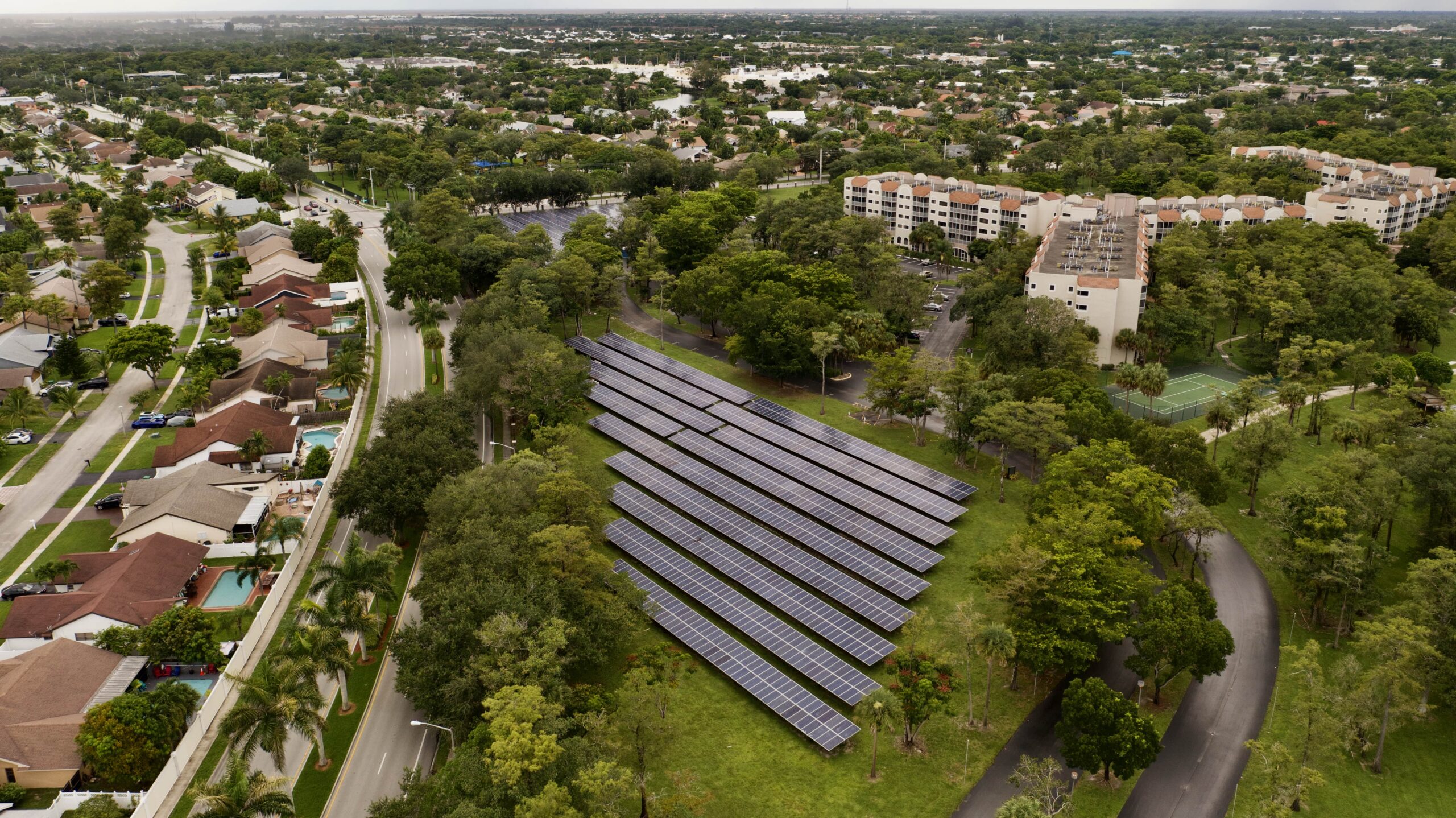 aerial-shot-solar-panels-cascade-field-florida-min